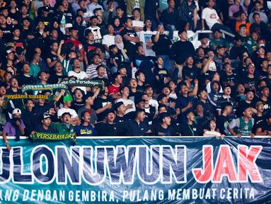 Pemandangan langka dan indah tersaji saat laga Persija Jakarta vs Persebaya Surabaya di Stadion Utama Gelora Bung Karno (SUGBK), Jakarta. (Bola.com/M Iqbal Ichsan)