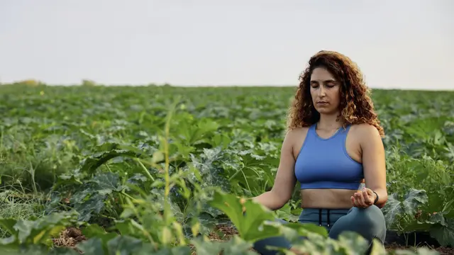 Dukungan emosional yang efektif dimulai dengan menunjukkan empati dan pengertian.