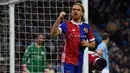 Bek FC Basel, Michael Lang, melakukan selebrasi usai mencetak gol ke gawang Manchester City pada laga Liga Champions di Stadion Etihad, Rabu (7/3/2018). Manchester City takluk 1-2 dari FC Basel. (AFP/Paul Ellis)