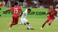 Gelandang Timnas Indonesia, Riko Simanjuntak, menggiring bola saat melawan Singapura pada laga Piala AFF 2018 di Stadion Nasional, Singapura, Jumat (9/11). Singapura menang 1-0 atas Indonesia. (Bola.com/M. Iqbal Ichsan)