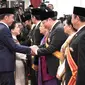 Menteri Koordinator Bidang Perekonomian Airlangga Hartarto menerima penganugerahan Tanda Kehormatan Bintang Republik Indonesia Utama yang diberikan langsung oleh Presiden Joko Widodo. (Dok Kemenko Perekonomian)