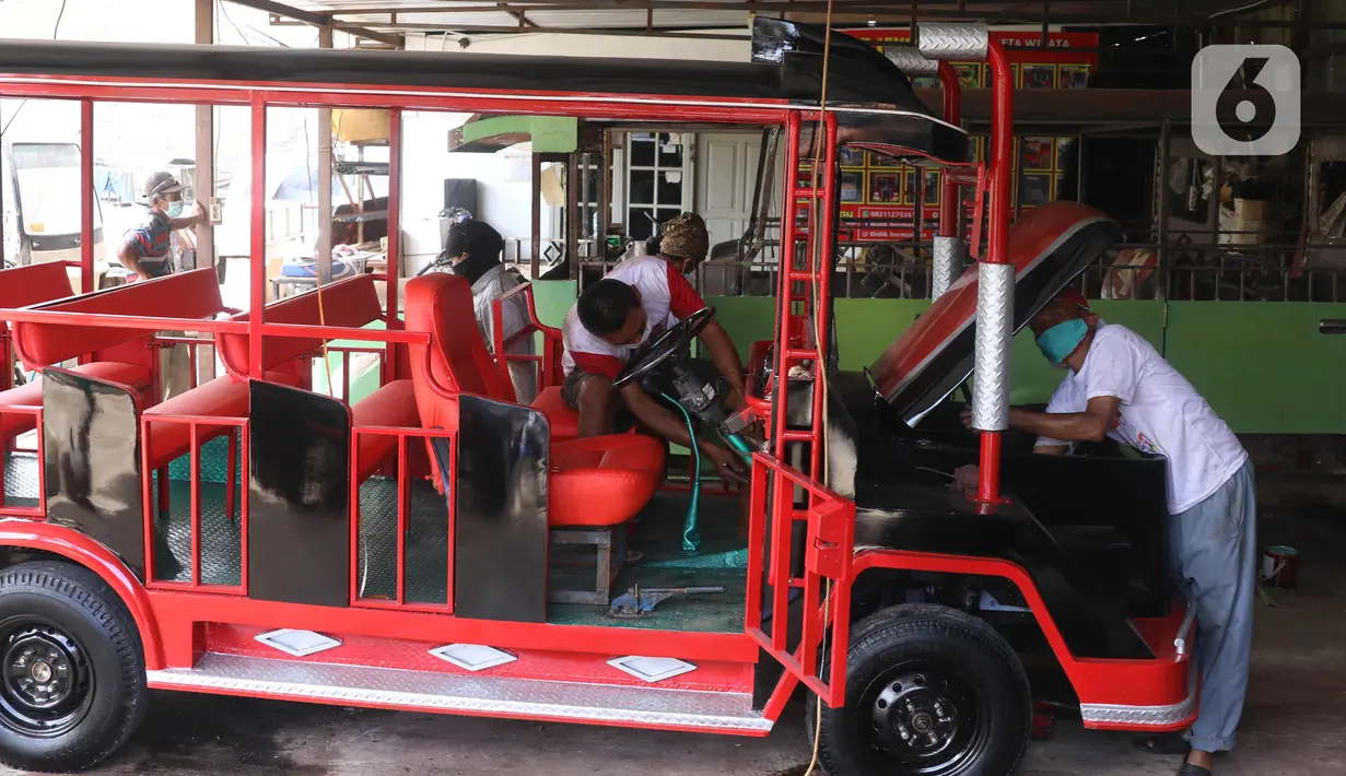 Pekerja menyelesaikan pembuatan mobil Odong-Odong di bengkel perakitan milik Didik Hermawan di Jurangmangu, Tangerang Selatan, Sabtu (27/2/2021). Dengan kisaran harga Rp55 juta-75 juta tergantung bahan, produksi Odong-Odong itu dijual hingga Riau, Palembang dan Aceh. (Liputan6.com/Angga Yuniar)