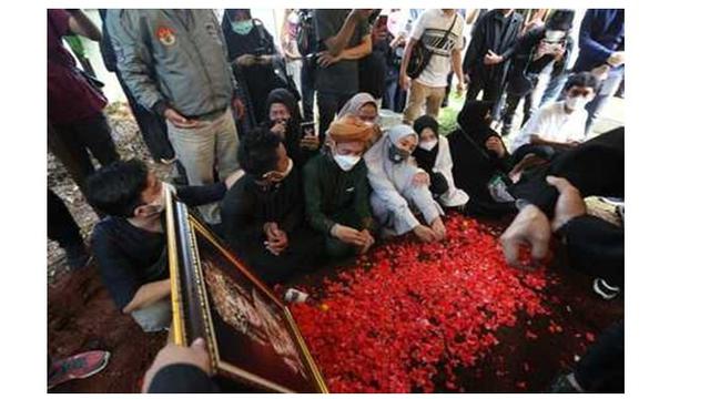 8 Potret Prosesi Pemakaman Dorce Gamalama, Diiringi Isak Tangis Keluarga