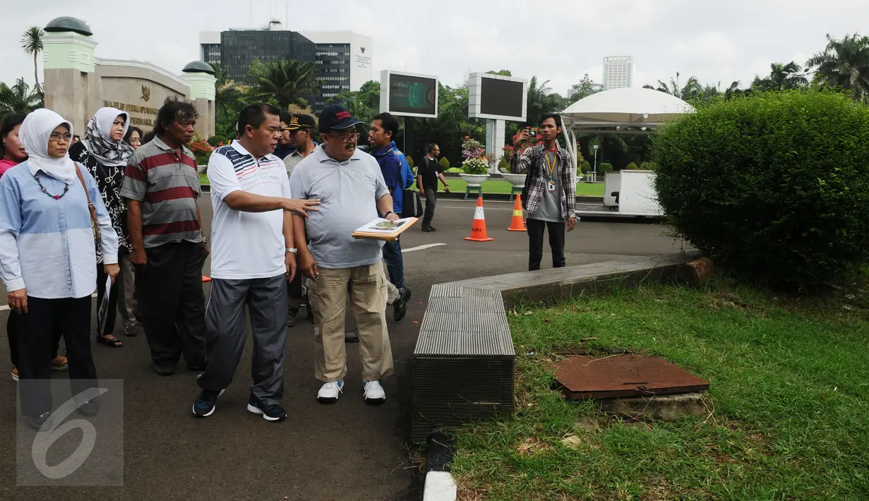 Ketua DPR RI, Ade Komarudin (keempat kiri) melihat langsung kondisi taman di halaman Kompleks Parlemen Senayan, Jakarta, Minggu (31/1/2016). Ade menginginkan kondisi areal gedung parlemen bersih dan terawat. (Liputan6.com/Helmi Fithriansyah)