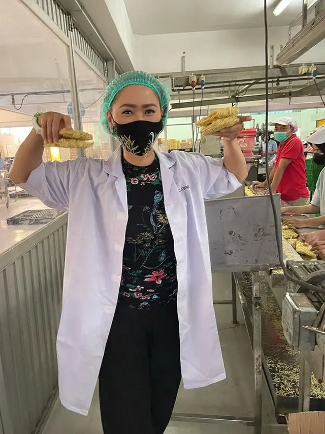 Jadi Sumber Kekayaan, Ini 6 Potret Inul Daratista saat Kunjungi Pabrik Mi