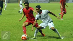 Pemain belakang Bali, I Wayan Agus Novic Saputra (kanan) berebut bola dengan pemain DKI Jakarta di laga penyisihan Grup A PON XIX di Stadion Pakansari, Bogor, Rabu (14/9/2016). DKI Jakarta dan Bali bermain imbang 1-1. (Liputan6.com/Helmi Fithriansyah)