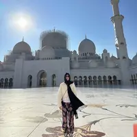 Berkunjung ke Masjid Agung Sheikh Zayed di Abu Dhabi, Kamis (2/2/2023), di sela tur konser BORN PINK yang sedang berlangsung, Jennie tampil mengenakan pashmina hitam. (@jennierubyjane)