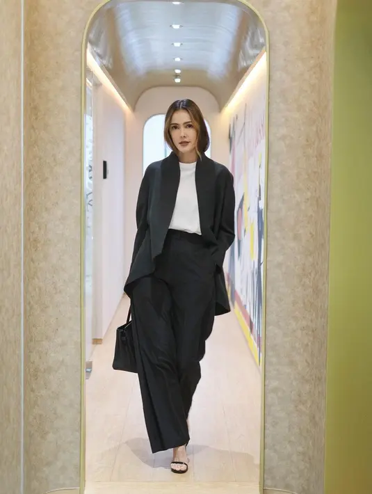 Gaya klasik modern dengan tampilan monokromatik yang apik (Foto: Instagram @cathysharon)