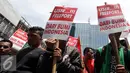 Sejumlah demonstran membawa spanduk saat menggelar aksi unjuk rasa di depan kantor Freeport, Jakarta, Rabu (26/11). Dalam aksinya mereka menuntut agar pemerintah tidak memperpanjang kontrak dengan Freeport. (Liputan6.com/Helmi Afandi)