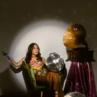 Sang vokalis HiVi lanjutkan eksplorasi karya musik di single bernuansa 80an.