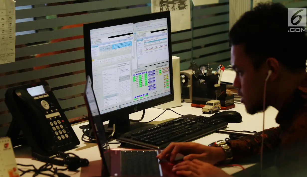 Karyawan memperhatikan layar operasional Mandiri ATM secara nasional di Pusat Kendali Bank Mandiri, Jakarta, Senin (19/6). Pada musim libur Idul Fitri 1438 H, Bank Mandiri memperkirakan kenaikan transaksi harian tertinggi. (Liputan6.com/Angga Yuniar)