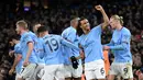 <p>Pemain Manchester City, merayakan gol yang dicetak oleh Nathan Ake (kedua kanan) pada laga lanjutan Liga Inggris 2022/2023 antara Manchester City melawan Arsenal di Etihad Stadium, Manchester, 27 Januari 2023. Pada musim ini, The Cityzens sukses meraih 12 kemenangan kandang dari 28 laga di Liga Inggris. (AFP/Oli Scarff)</p>