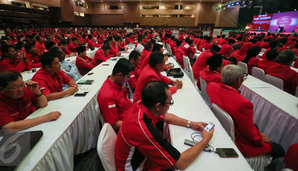 Para peserta Rakernas PDIP menyimak pidato yang disampaikan Megawati di Jakarta, Minggu (10/1/2016). Rakernas tersebut bertajuk 'Mewujudkan Trisakti dengan Pembangunan Nasional Semesta Berencana'. (Liputan6.com/Faizal Fanani)