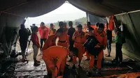 Basarnas yang berada di Pantai Tanjung Pakis bersiap melakukan pencarian pesawat Lion Air JT 610. (Liputan6.com/ Nanda Perdana Putra)
