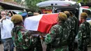 Jenazah almarhum Suhardiman dimasukkan ke dalam ambulan, Jakarta, Senin (14/12/2015). Almarhum disemayamkan dengan cara militer dan akan makamkan di pemakaman Evegreen, Bogor, Jawa Barat (Liputan6.com/Yoppy Renato)