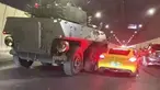 Kali ini, kecelakaan tak biasa terjadi antara panser PTL-02 dengan sportcar Porsche Cayman berwarna kuning. Peristiwa ini terjadi di saat mobil panser ingin berpindah jalur tanpa menggunakan lampu sein.