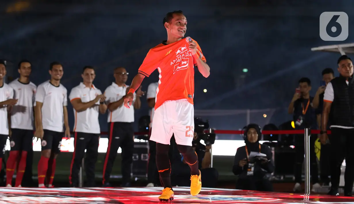 Gelandang Persija Riko Simanjuntak saat menunjukkan jersey baru Persija di SUGBK, Jakarta, Minggu (23/2/2020). Warna oranye digunakan Persija sebagai jersey ketiga. (Liputan6.com/Angga Yuniar)