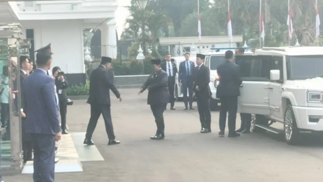 Presiden Prabowo Subianto disambut Menteri Pertahanan Sjafrie Sjamsoeddin saat mendatangi tempat persemayaman jenazah Jenderal TNI (Purn) Ryamizard Ryacudu di Kantor Kementerian Pertahanan, Jakarta Pusat, Senin (1/6/2026).