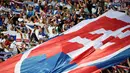 Aksi suporter Slovakia saat melawan Inggris pada laga terakhir Grup B Piala Eropa 2016 di Stade Geoffroy-Guichard, Saint-Etienne, Selasa (21/6/2016) dini hari WIB. (AFP/Jean-Philippe Ksiazek)