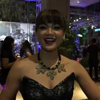 Nirina Zubir hadir di gala premier film Ada Apa Dengan Cinta 2 di Yogyakarta. Mengikuti cerita dari film yang pertama, Nirina pun penasaran dengan akhir cerita dari AADC 2 ini.