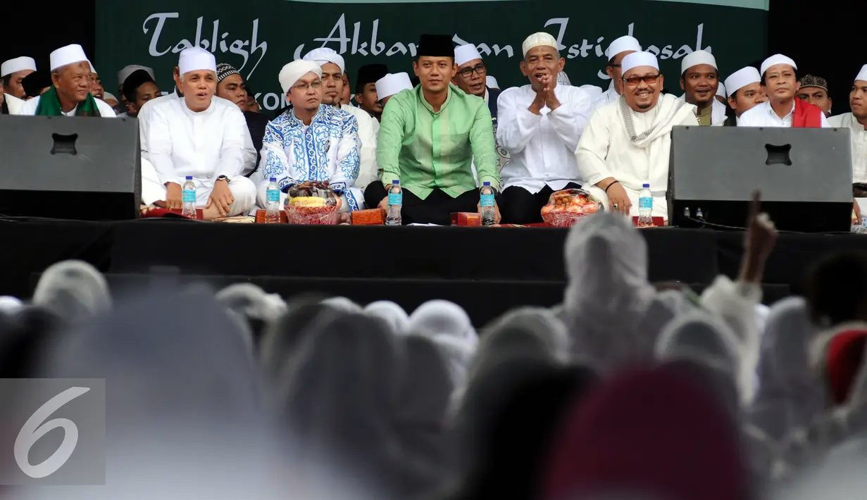 Cagub DKI Jakarta, Agus Yudhoyono (baju hijau) saat menghadiri Doa Bersama Untuk Satukan Umat Jakarta di Lapangan Blok S, Kamis (9/2). Tabliq akbar tersebut dihadiri ratusan warga dari berbagai daerah di Jakarta. (Liputan6.com/Helmi Fithriansyah)