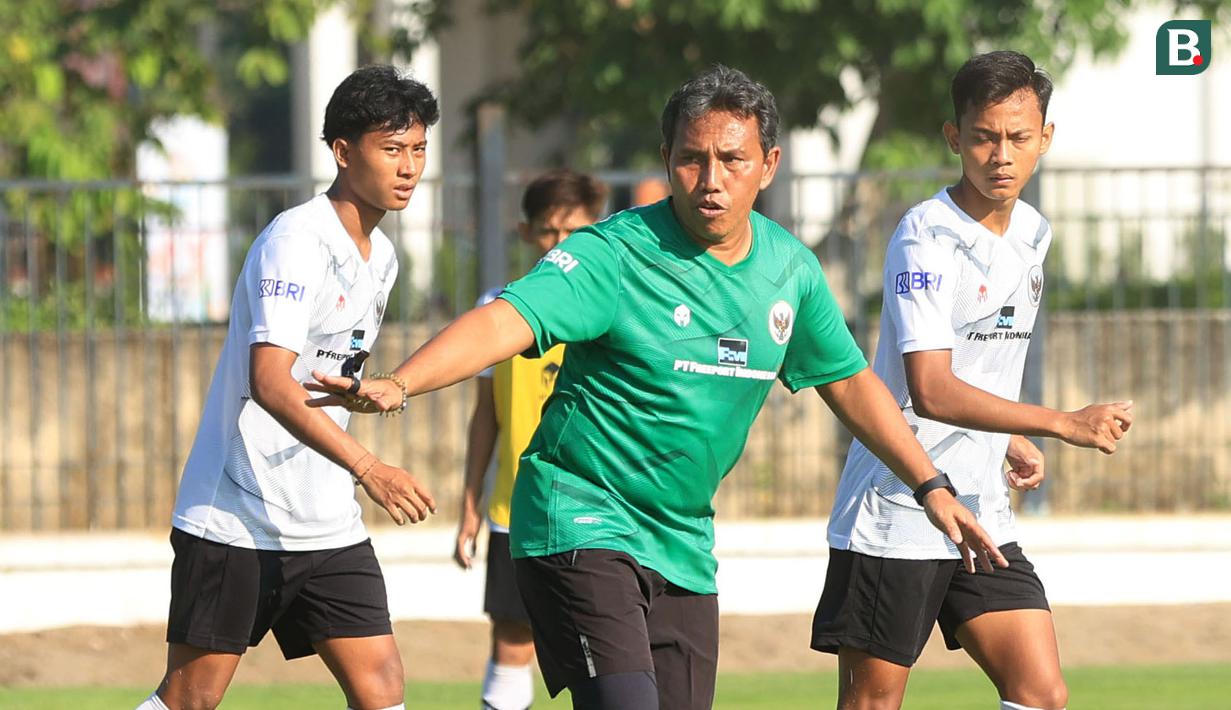 <p>Pelatih Timnas Indonesia U-17, Bima Sakti, memimpin sesi latihan di Lapangan A Senayan, Jakarta, Kamis (20/7/2023). Memasuki pekan kedua pemusatan latihan di Jakarta, Bima Sakti telah melakukan bongkar pasang skuad demi mendapatkan tim ideal yang mampu bersaing di Piala Dunia. (Bola.com/M Iqbal Ichsan)</p>