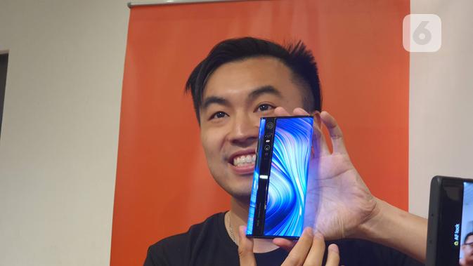 Bos Xiaomi Indonesia Alvin Tse menunjukkan bodi belakang dari protipe smartphone masa depan Xiaomi Mi Mix Alpha (Liputan6.com/ Agustin Setyo W)