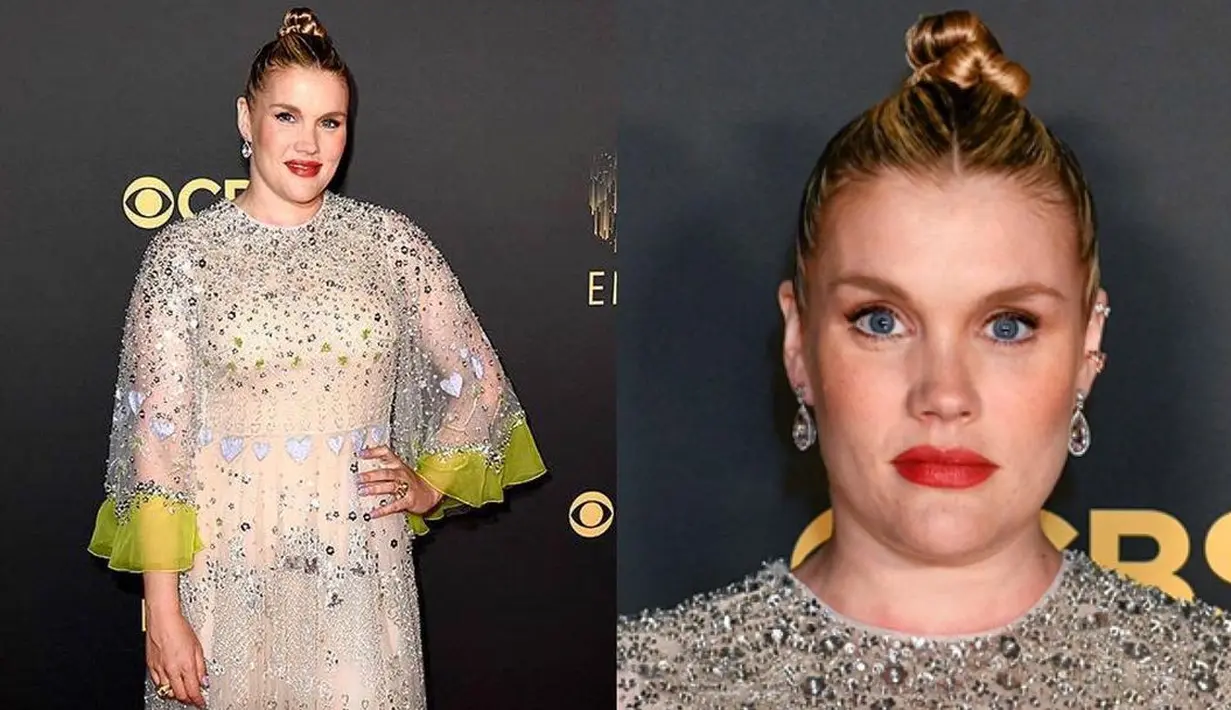 Emerald Fennell dalam balutan gaun dengan banyak aksen dari Valentino yang dinilai memiliki kesan terlalu menggemaskan, yang tidak pas untuknya. Foto: Instagram @runwaytoredcarpetee.