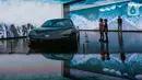 Pengunjung melihat pameran mobil EV konsep Prophecy di Hyundai Motorstudio Senayan Park Jakarta (10/06/2022). Hyundai Motorstudio yang hadir dengan konsep clean mobility atau mobilitas bersih di Indonesia dengan penggunaan bahan ramah lingkungan di seluruh komponen interior. (Liputan6.com/Fery Pradolo)