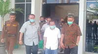 Foto:. Mantan Wali Kota Kupang Jonas Salean saat dijemput tim kuasa hukum di Rutan Kupang (Liputan6.com/Ola Keda)