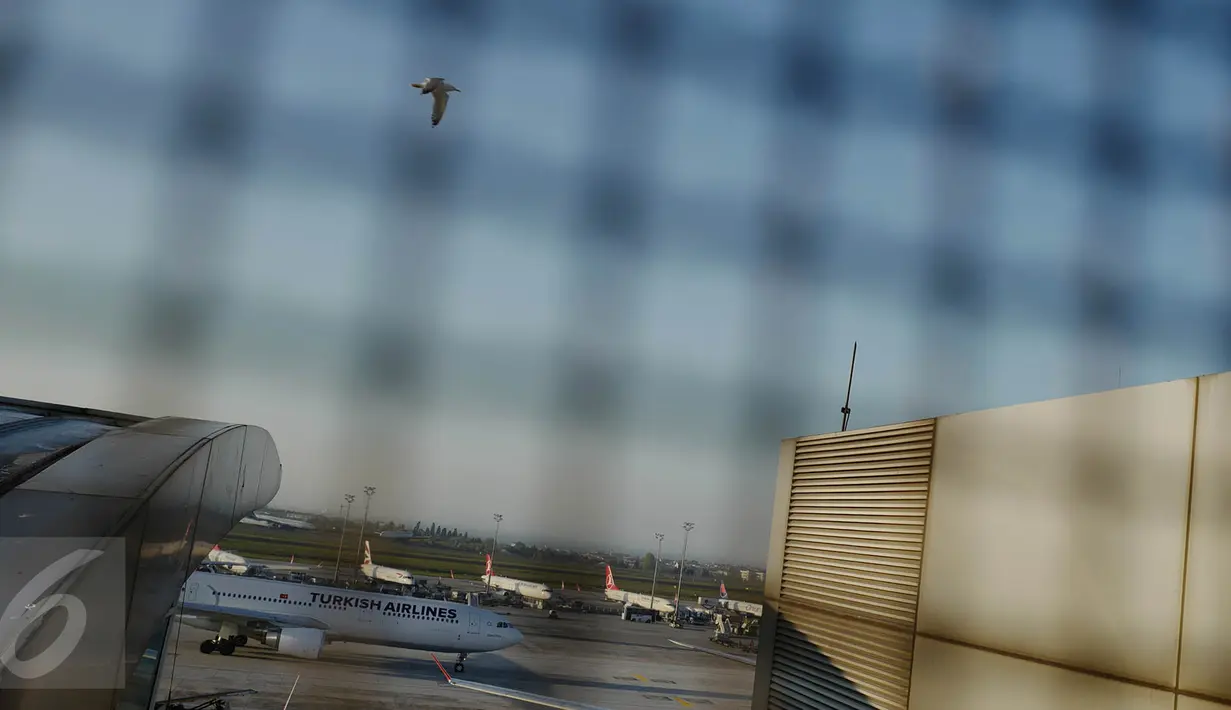 Sejumlah pesawat terparkir di apron Bandara Internasional Ataturk di Istanbul, Turki, Rabu (19/4). Pada tahun 2013, Bandara Ataturk meraih penghargaan Bandara Terbaik dari Air Transport News Awards. (Liputan6.com/Immanuel Antonius)