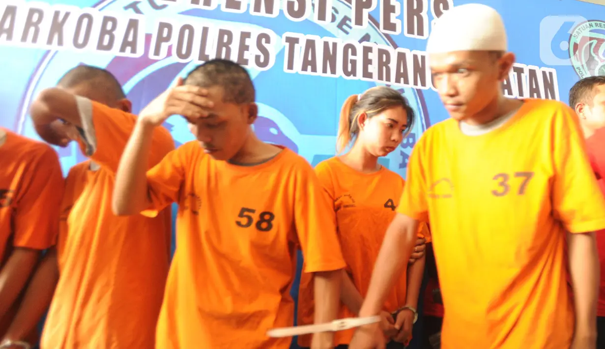 Tersangka WNA asal Thailand Chencira Aehitanon bersama empat lainnya dihadirkan saat rilis kasus penyelundupan sabu dalam kelamin di Mapolres Tangerang Selatan, Banten, Kamis (31/10/2019). Wanita 21 tahun tersebut bersama komplotannya ditangkap di Kamar 605 Hotel Jakarta. (merdeka.com/Arie Basuki)