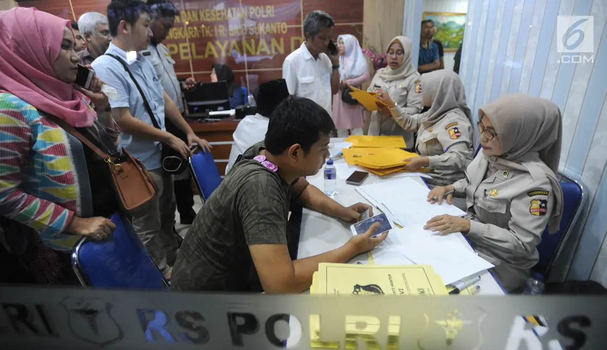 Keluarga korban jatuhnya pesawat Lion Air JT 610 mendatangi Posko Antemortem di RS Bhayangkara Said Sukanto (RS Polri) Kramat Jati, Jakarta Timur (29/10). Posko ini untuk mendukung pengenalan jenazah yang berhasil dievakuasi. (Merdeka.com/Arie Basuki)