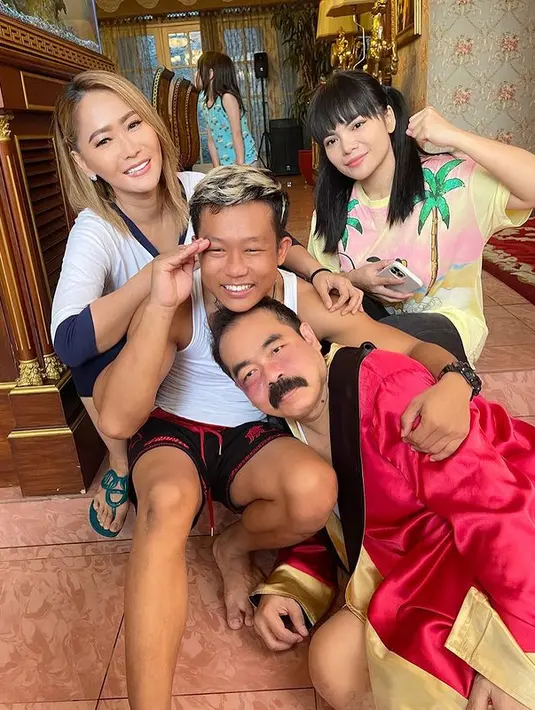 Dinar Candy dan Nikita Mirzani adu tinju di atas ring Holywings. Momen ini viral di medsos pertengahan tahun ini. Dinar Candy pun bertamu di kediaman bintang sinetron Kenapa Harus Inul? Seolah tak mau kalah, Adam Suseno siap dengan kostum merah beraksen keemasan di bagian tepi bak petinju. “Mojok rame2 sm yg mau tarung,” tulis pemilik album Goyang Inul pada 9 Juni 2022. (Foto: Dok. Instagram @inul.d)