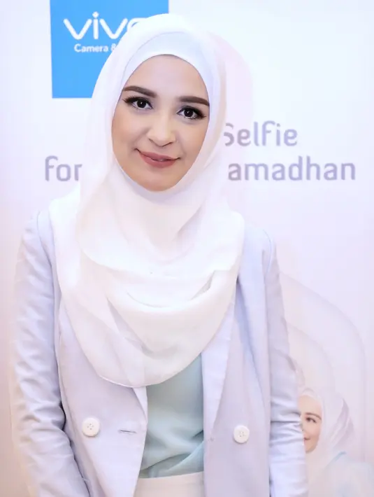 "Ngaji atau tarawih urusan aku sama yang di Atas. Nggak perlu orang lain tahu," ungkap Shireen Sungkar, di kawasan Kuningan, Jakarta Selatan, Kamis (8/6/2017). (Adrian Putra/Bintang.com)