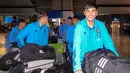 Pemain Timnas Argentina U-17, Thiago Laplace (kanan) bersama rekannya berjalan keluar dari Terminal 3 Bandara Soekarno Hatta, Tangerang, Banten menjelang Piala Dunia U-17 2023 pada Rabu (1/11/2023). Argentina jadi salah satu unggulan di fase grup Piala Dunia U-17 2023. Tim racikan pelatih Diego Placente itu berada di Grup D. Mereka akan bersaing dengan Polandia, Jepang, dan Senegal. (Bola.com/Bagaskara Lazuardi)