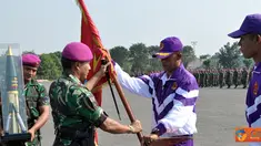 Citizen6, Surabaya: Komandan Pasmar-1 Brigadir Jenderal TNI (Mar) Tommy Basari Natanegara meresmikan dan melepas Kontingen Marwiltim pada upacara resmi Pelepasan atlet yang akan berlaga dalam event Porwiltim 2012, Senin (4/6). (Pengirim: Budi Abdillah)