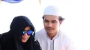 Isak tangis presenter Rina Gunawan tak henti-hentinya. Baginya, sosok almarhum ayahnya, H. TB Hibar Gunawan tidak hanya sebagai ayah, tapi juga tempat mengadu, sudah seperti sahabat. (Adrian Putra/Bintang.com)