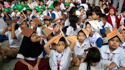 Kegiatan ini bagian dari agenda simulasi tahunan pemerintah dalam mitigasi terjadinya gempa bumi. (Ted ALJIBE/AFP)
