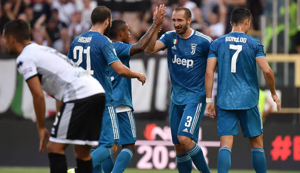 Para pemain Juventus merayakan gol yang dicetak Giorgio Chiellini ke gawang Parma pada laga Serie A di Stadion Ennio Tardini, Parma, Sabtu (24/8). Parma kalah 0-1 dari Juventus. (AFP/Marco Bertorello)
