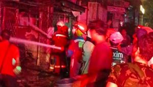 Petugas damkar memadamkan api di penjaringan, jakarta utara. (ANTARA/HO-Gulkarmat)