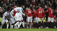 Para pemain Manchester United dan Crystal Palace bertikai dalam pertandingan Liga Inggris di Old Trafford, 4 Februari 2023. Pertikaian itu berujung pada kartu merah untuk gelandang MU Casemiro. (Lindsey Parnaby / AFP)