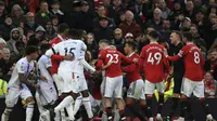 Para pemain Manchester United dan Crystal Palace bertikai dalam pertandingan Liga Inggris di Old Trafford, 4 Februari 2023. Pertikaian itu berujung pada kartu merah untuk gelandang MU Casemiro. (Lindsey Parnaby / AFP)