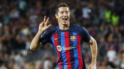 Pemain Barcelona, Robert Lewandowski, melakukan selebrasi setelah mencetak gol ke gawang Viktoria Plzen pada Laga Liga Champions di Stadion Camp Nou (7/9/2022). Mesin gol berusia 34 tahun itu membawa pulang gaji 2,17 juta euro atau lebih dari Rp 31 miliar per bulan. (AP Photo/Joan Monfort)