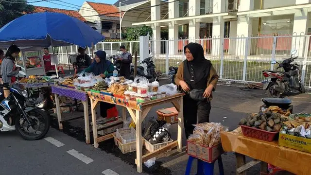 Pasar takjil di Jalan Panjang, Kebon Jeruk, Jakarta Barat, pada Ramadhan 2023. (Merdeka/Rahmat Baihaqi)