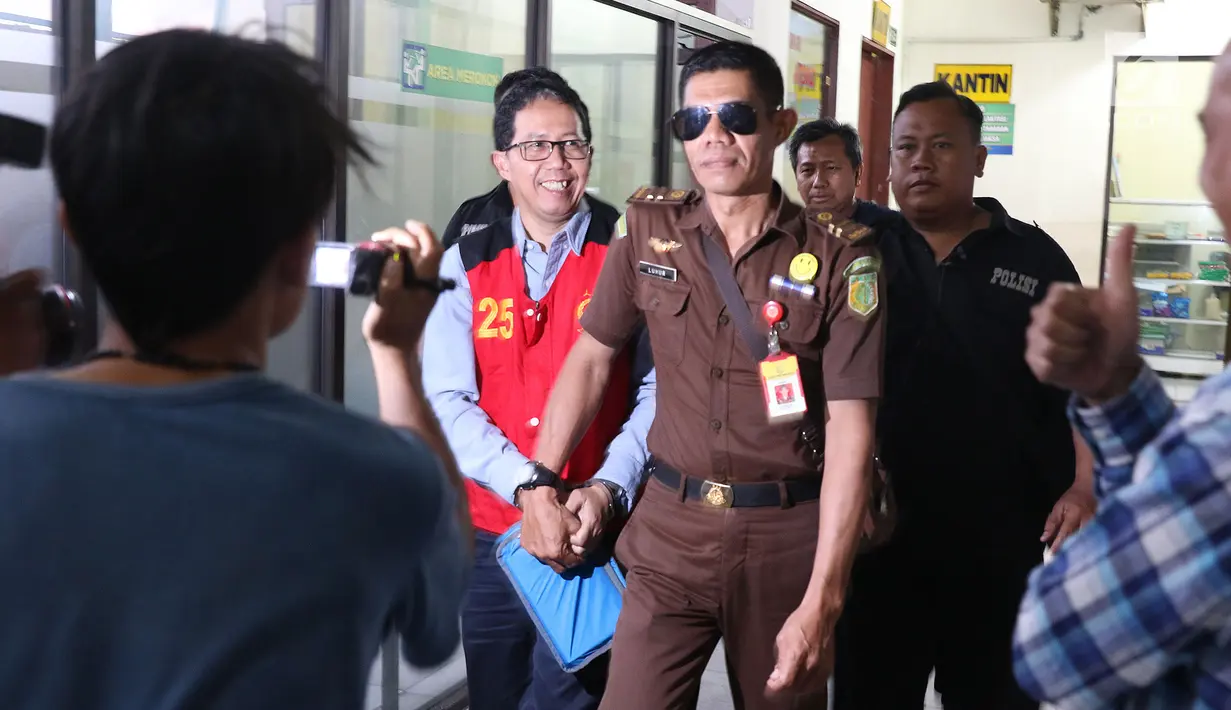 Terdakwa kasus penghancuran barang bukti dugaan pengaturan skor Joko Driyono tiba di Pengadilan Negeri Jakarta Selatan, Selasa (2/7/2019). Sidang dengan agenda pembacaan tuntutan tersebut ditunda sampai tanggal 4 Juli 2019. (Liputan6.com/Herman Zakharia)