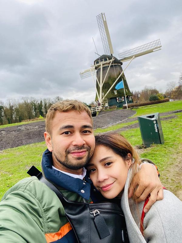 Raffi Ahmad dan Nagita Slavina saat berada di Belanda (Dok.Instagram/@raffinagita1717/https://www.instagram.com/p/B5xlpA9hSAs/Komarudin)