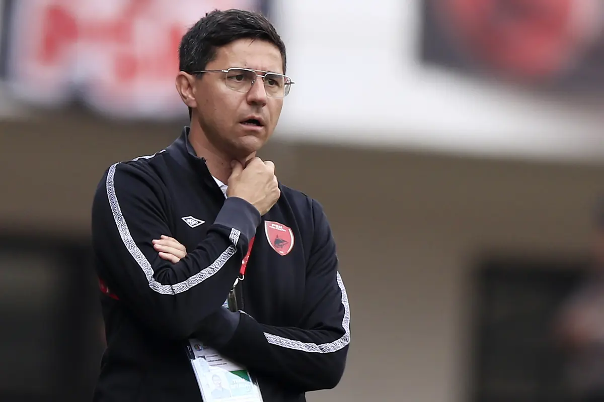 Pelatih PSM Makassar, Darije Kalezic, mengamati pemainnya saat melawan Lao Toyota FC pada laga Piala AFC 2019. (Bola.com/M. Iqbal Ichsan)