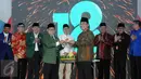 Ketua Umum PKB Muhaimin Iskandar (keempat kiri) bersama para pimpinan partai lain serta perwakilan pemerintah dalam peringatan hari lahir ke-18 Partai Kebangkitan Bangsa di DPP PKB Jakarta, Sabtu (23/7). (Liputan6.com/Helmi Afandi)