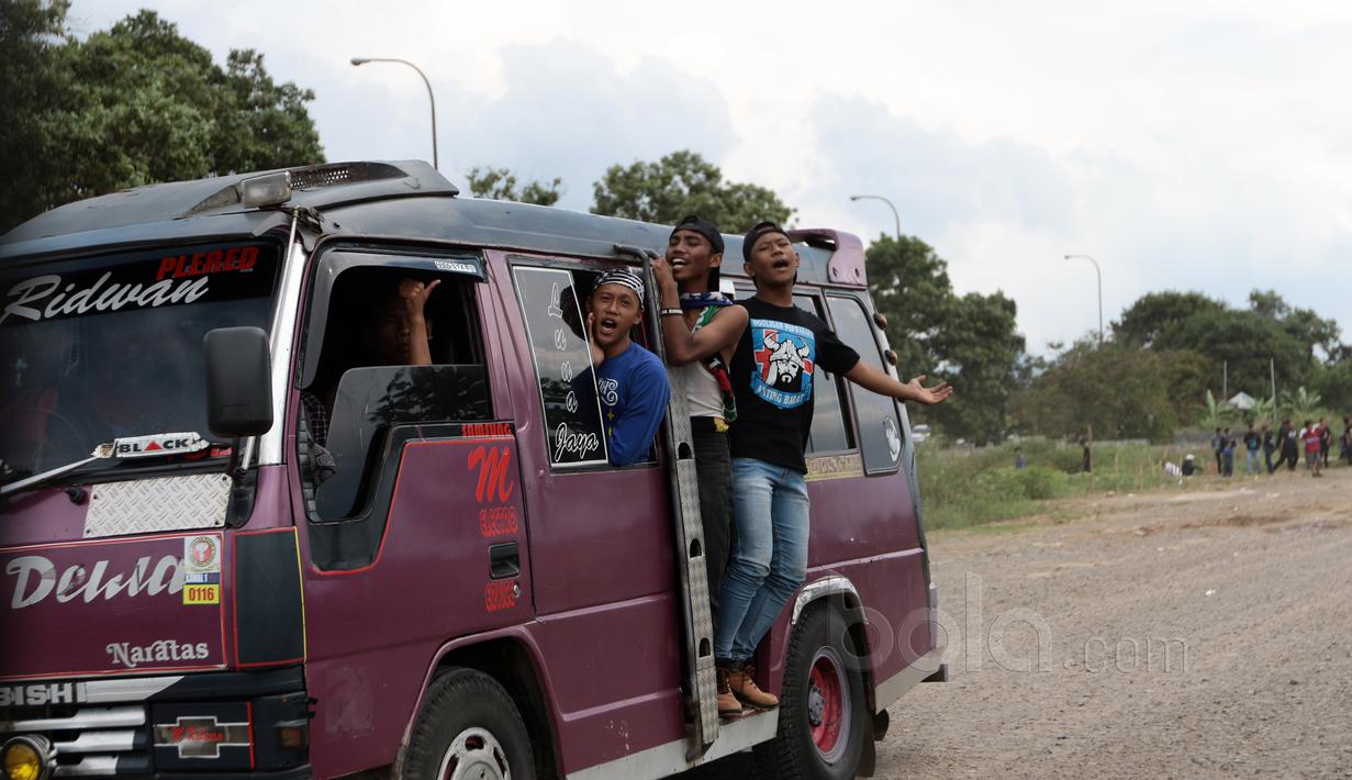 Ekspresi Bobotoh saat bernyanyi menuju stadion di Bandung, Minggu (7/5/2017).  Bobotoh dengan berbagai jenis kendaraan menuju Stadion GBLA untuk mendukung Persib Bandung melawan Persipura. (Bola.com/Nicklas Hanoatubun)